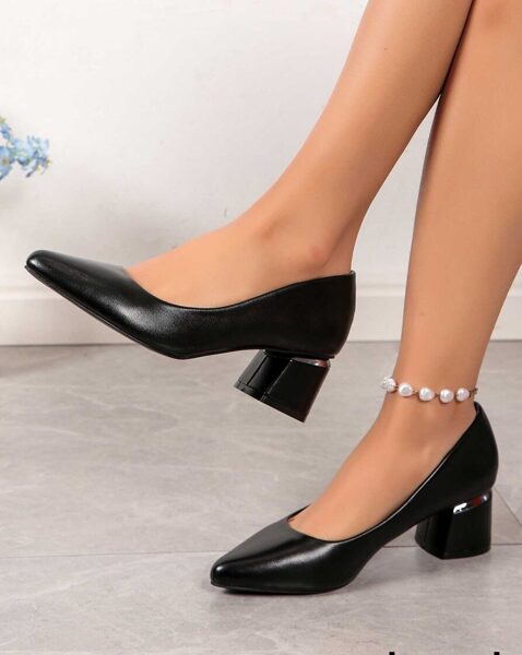 Low heel shoes