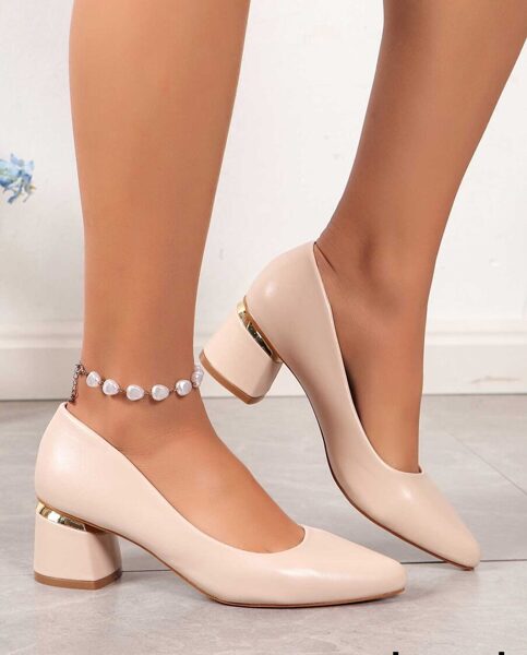 Low heel shoes